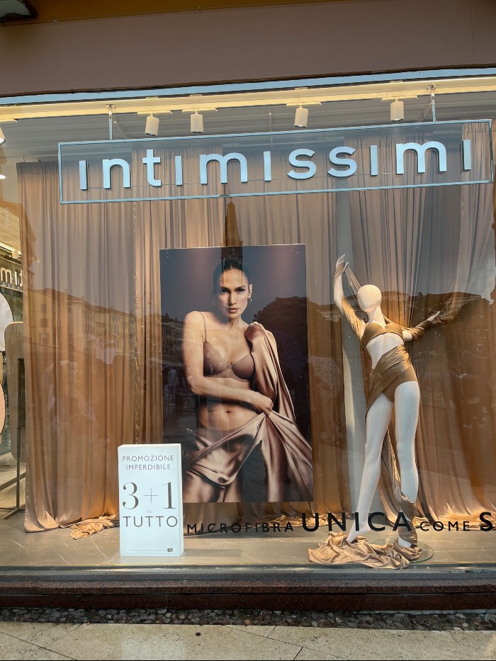 J-Lo letting it all hang out